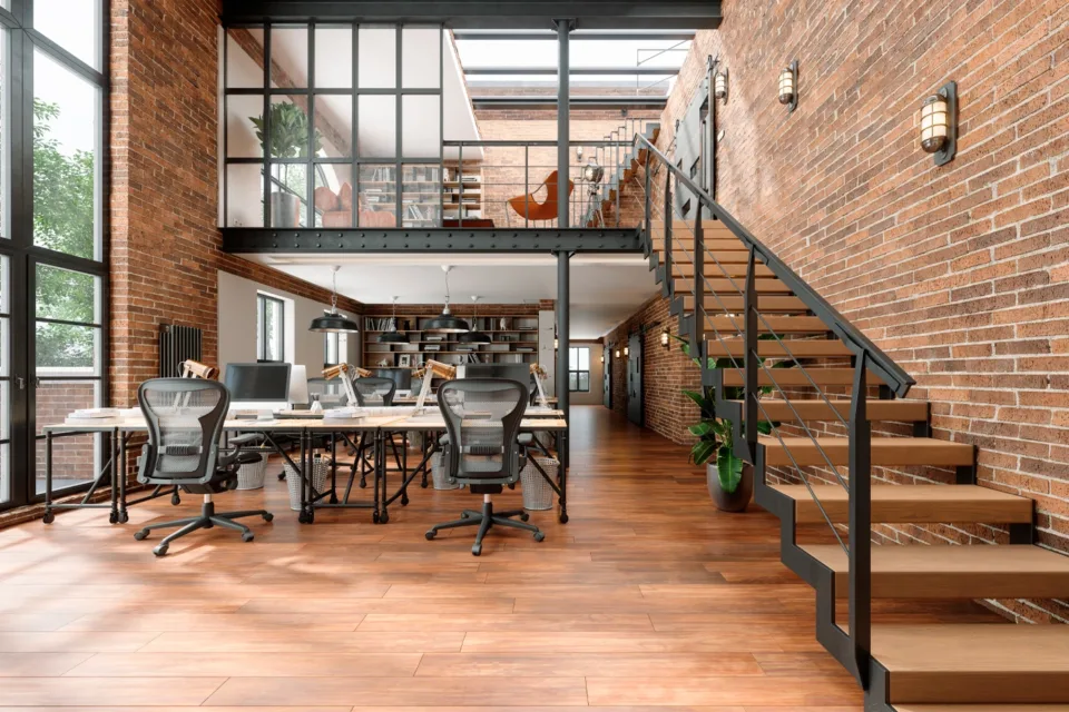 espace à bureau de style industriel, mur de brique et structure portante en acier gris