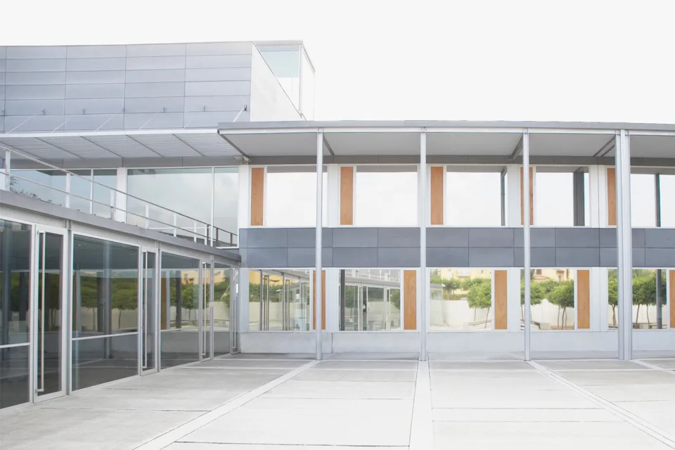bâtiment moderne institutionnel
