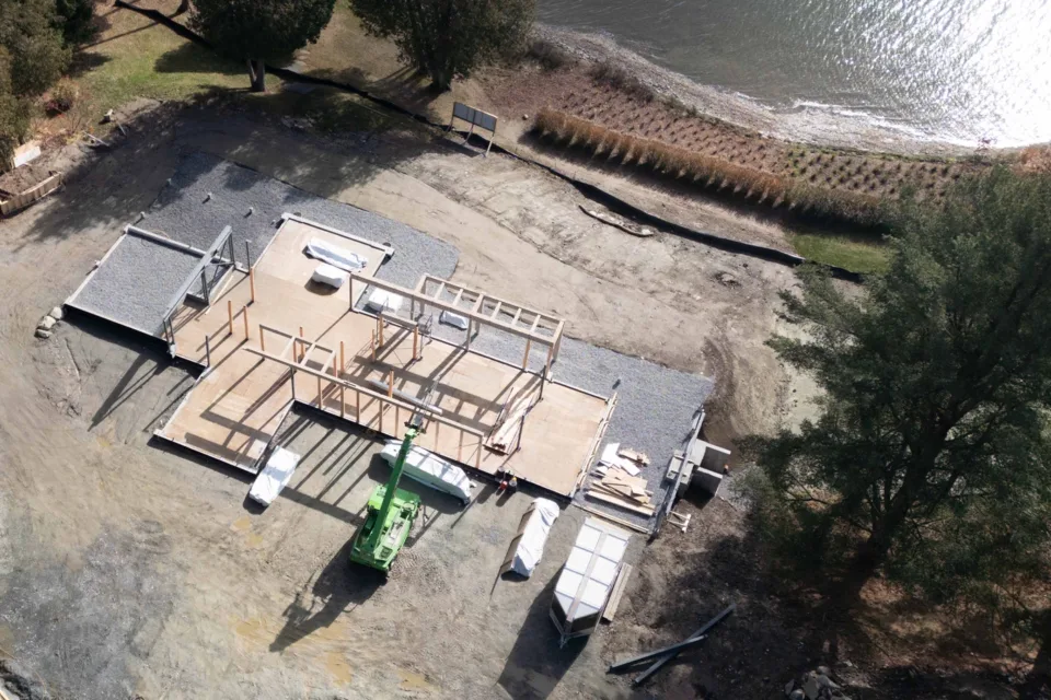 Image d'une structure résidentielle en construction en bord de lac
