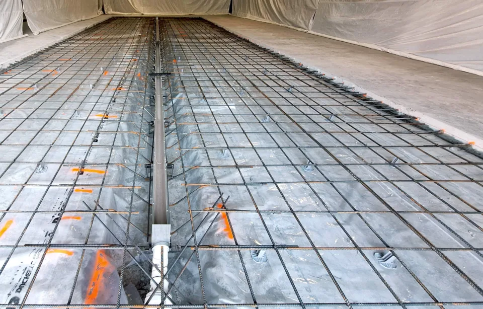 treillis de tige de métal pour renfort de dalle de béton avec installation d'une tuyauterie au centre de l'installation