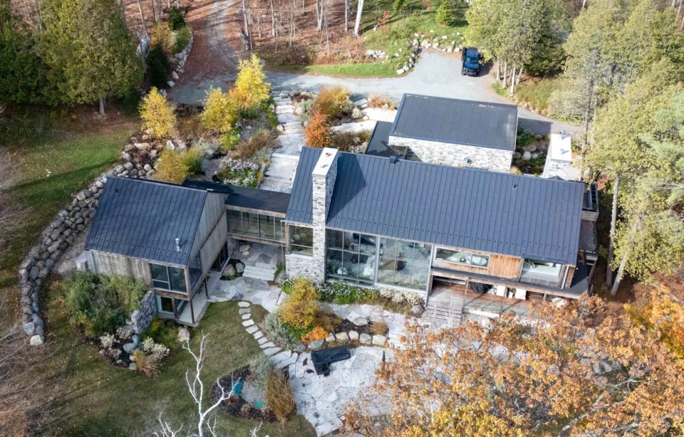 Maison plein pied en multi section, très fenestré avec aménagement paysager en automne